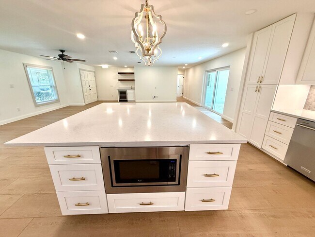 Building Photo - GORGEOUS, COMPLETELY REDONE 3/2 MAITLAND H...