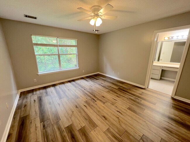 Building Photo - 3 BED | 2 BATH | NEWLY RENOVATED