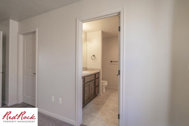 Building Photo - 3 Bedroom Townhome in Buena Vista Community
