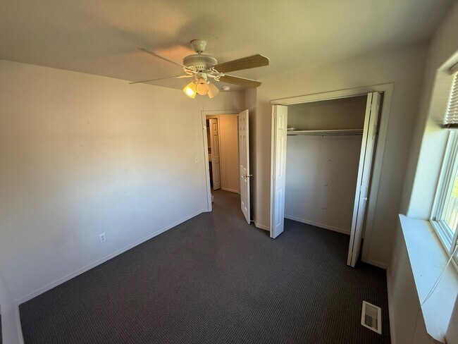 Building Photo - 913 Cardinal Dr