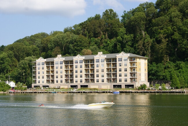 Building Photo - Luxury 3BR/2BA River Towne Condo - Available for FALL 2026 Only $2400/month!