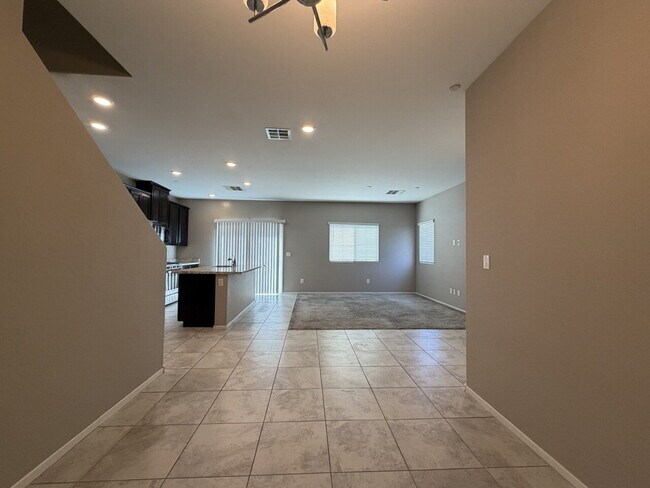 Building Photo - GATED 3 BED 3 BATH 2 CAR GARAGE TOWNHOUSE W/ BED AND BATH DOWNSTAIRS + LOFT & YARD. COMMUNITY FEA...