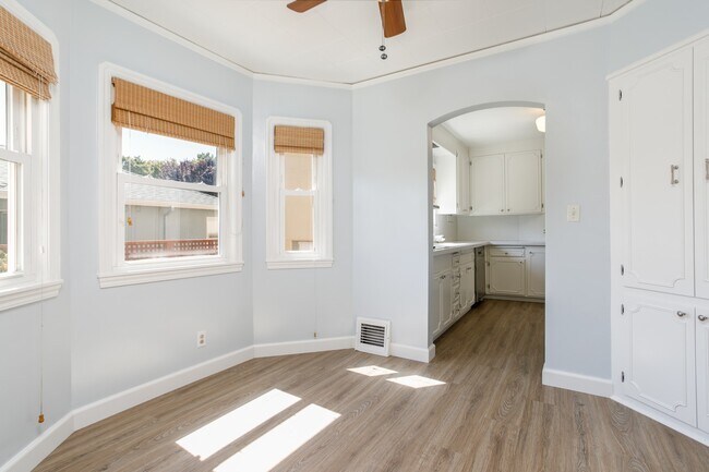 Building Photo - 818 Collier Dr