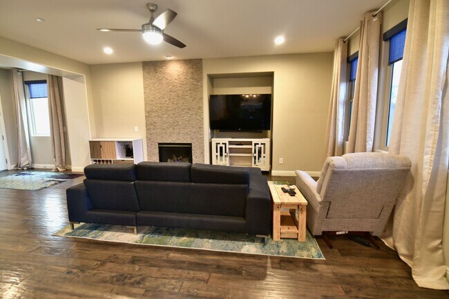 Building Photo - Gorgeous 3bed / 2.5bath home located in Tuscany!