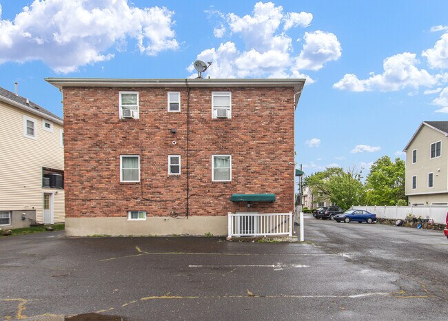 Building Photo - 78 Dora St