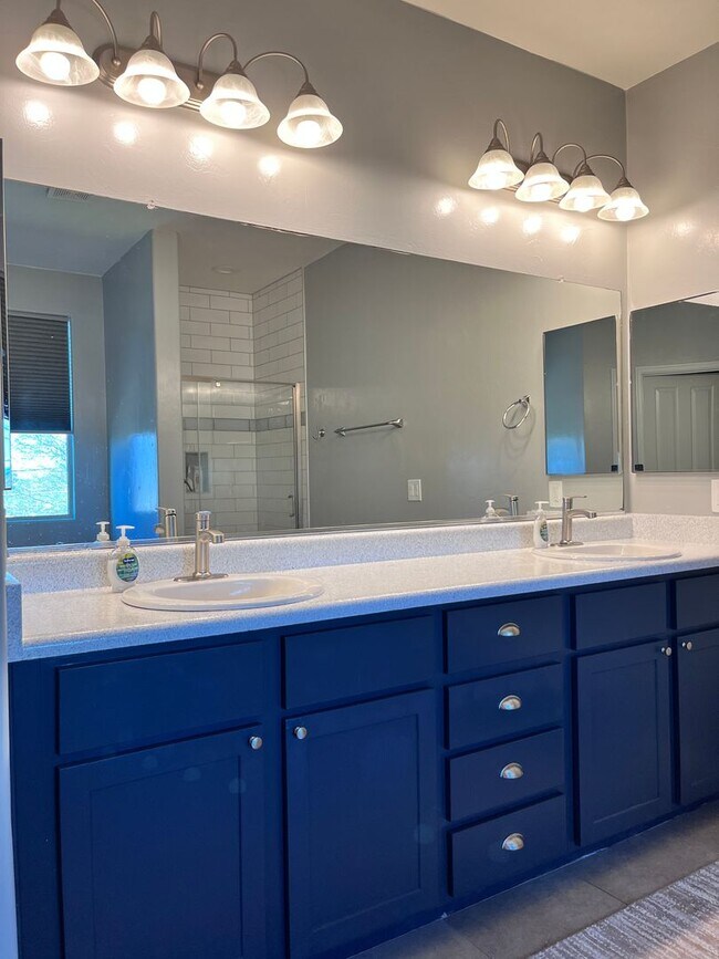 Building Photo - Central- FURNISHED 4 bedroom/ 3 bathroom h...