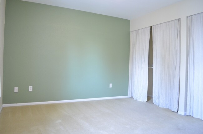 Building Photo - Hardwood floor townhome/water,sewer,garbag...