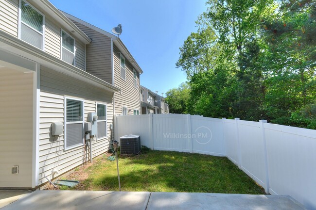 Building Photo - Big & Nice 3Br/2.5Bth Townhome in Steele C...