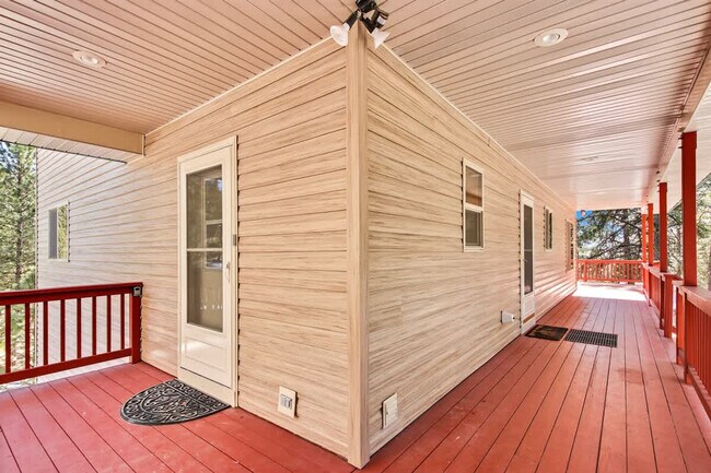 Building Photo - 1496 Pine Ridge Dr