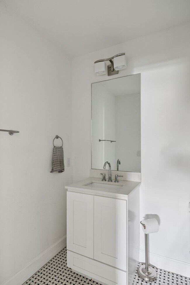 Building Photo - DARLING 2-BEDROOM MAHNCKE PARK COTTAGE