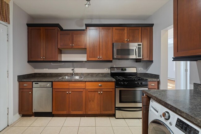 Building Photo - 630 W Waveland Ave