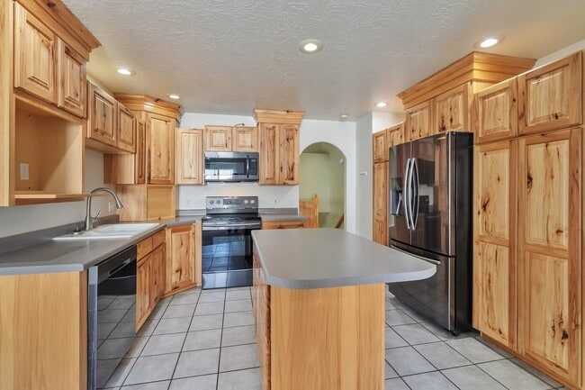 Building Photo - 426 W 2700 S