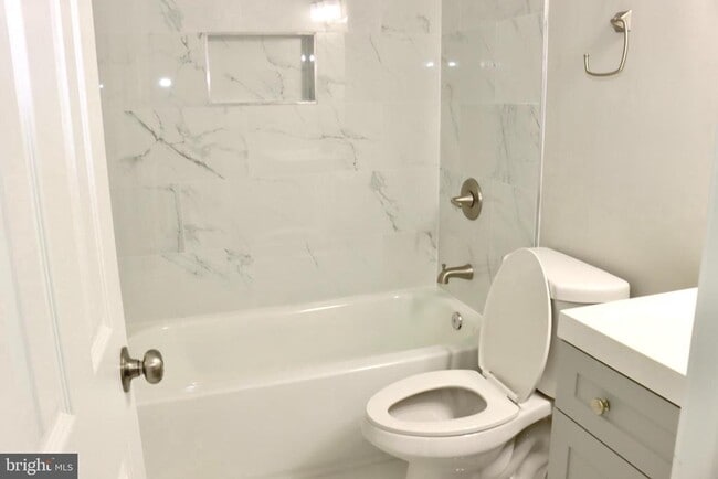 Building Photo - 1029 Kings Ct