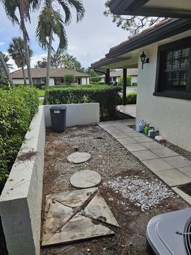 Building Photo - 435 Pine Villa Dr