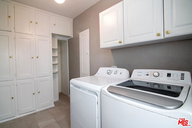 Building Photo - 342 N Orange Dr