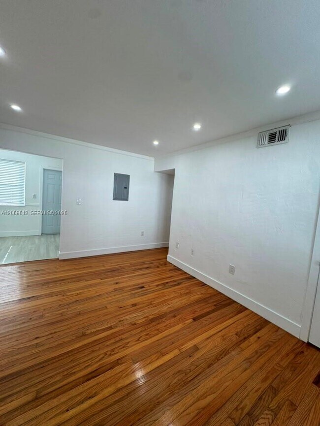 Building Photo - 15 Sidonia Ave