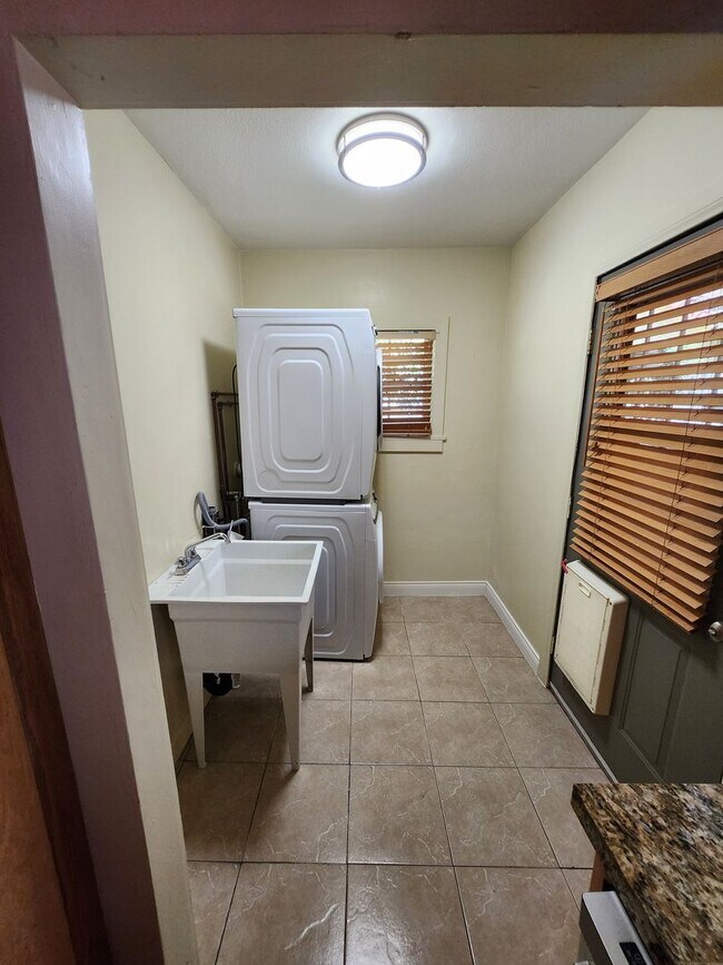 Building Photo - Charming 3-Bedroom Home in Altadena with L...