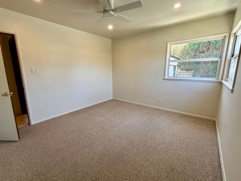 Building Photo - 11552 Braddock Dr
