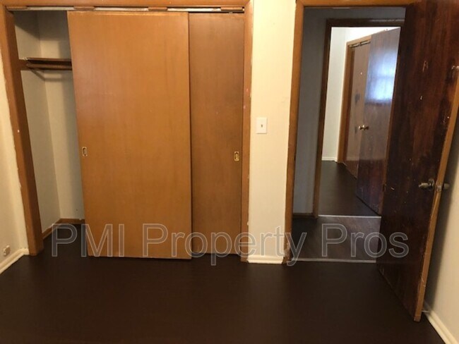 Building Photo - 4633 W Villard Ave