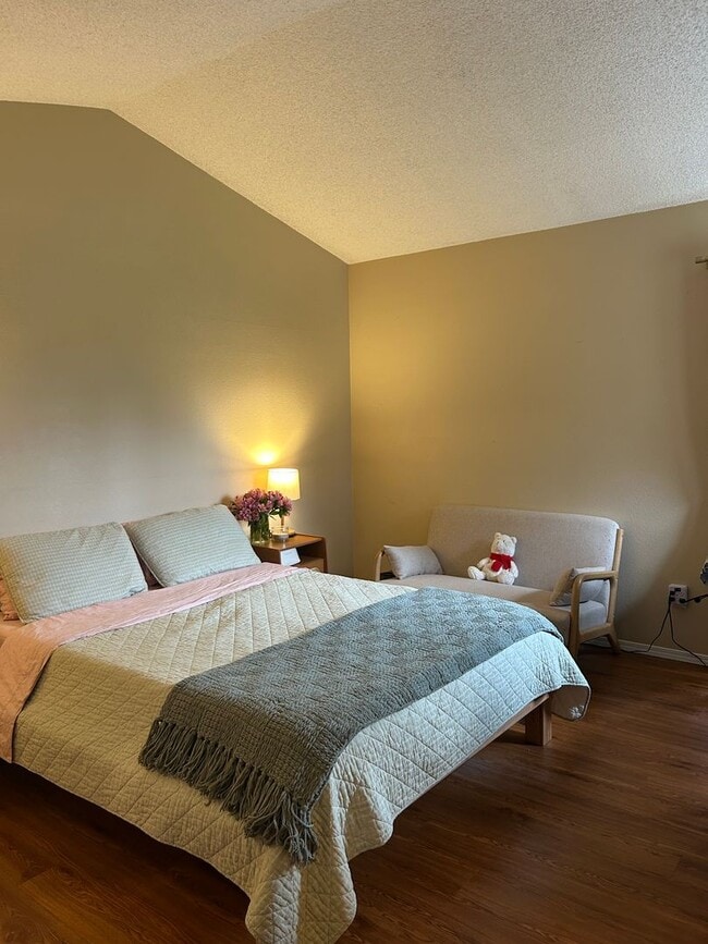 Building Photo - Charming 2 bedroom with 1 car garage