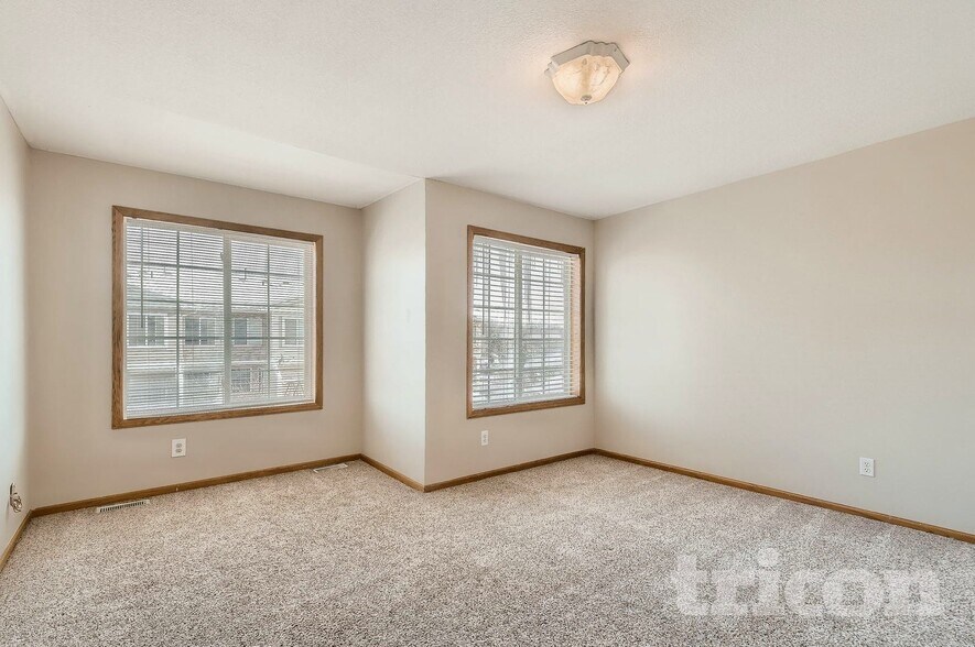 Building Photo - 7010 S Park Dr