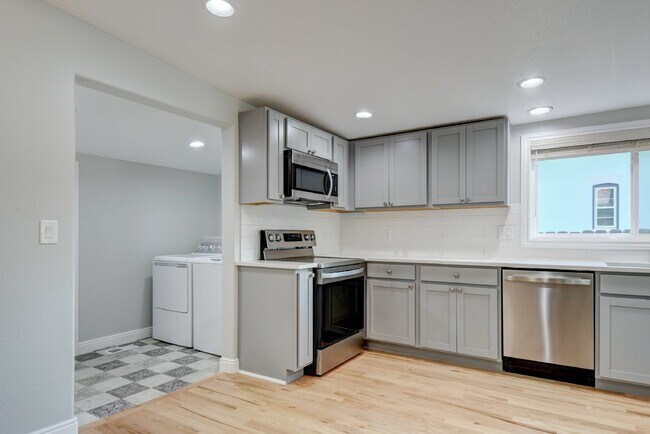 Building Photo - New Sunnyside House, Full Remodel, 2Bed/2Bath