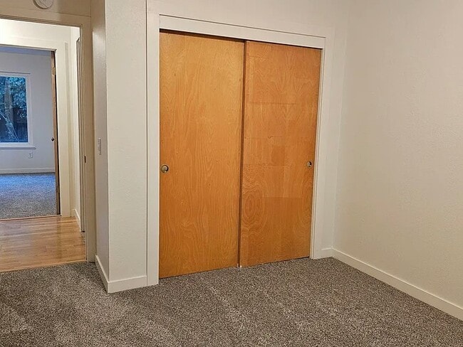 Building Photo - 405 W Southwood Dr