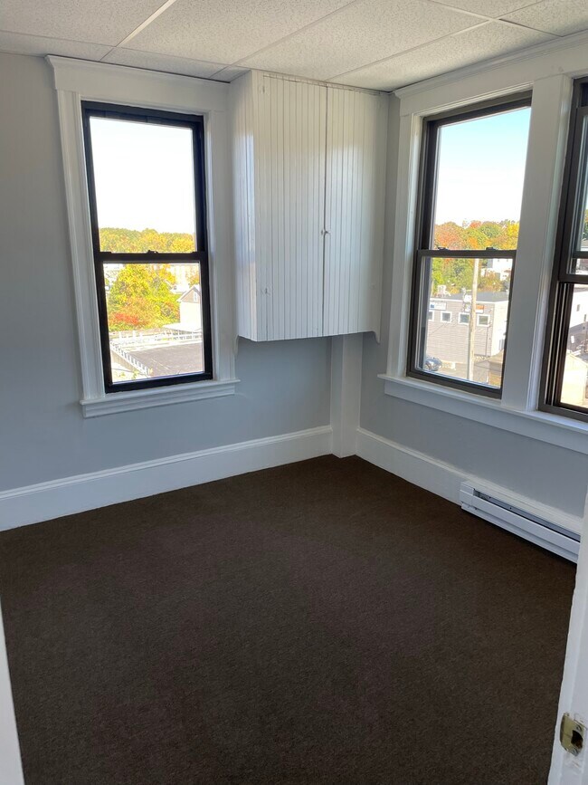 Building Photo - 297 Main St