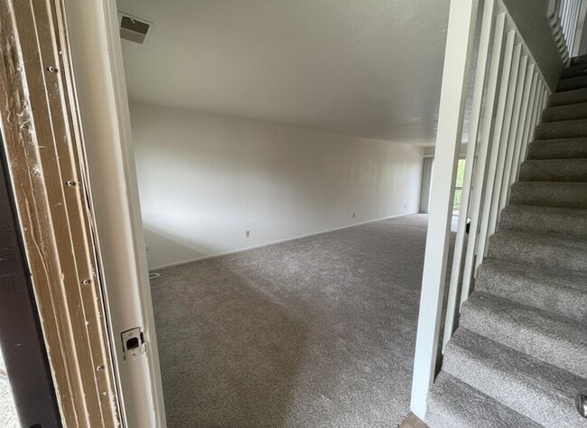 Building Photo - Charming Townhouse (2 Bed / 1.5 Bath)