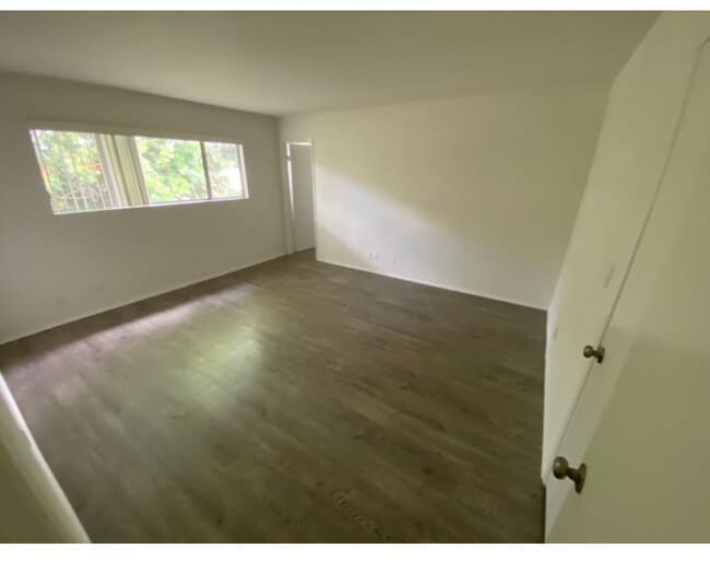 Building Photo - 105 N Croft Ave