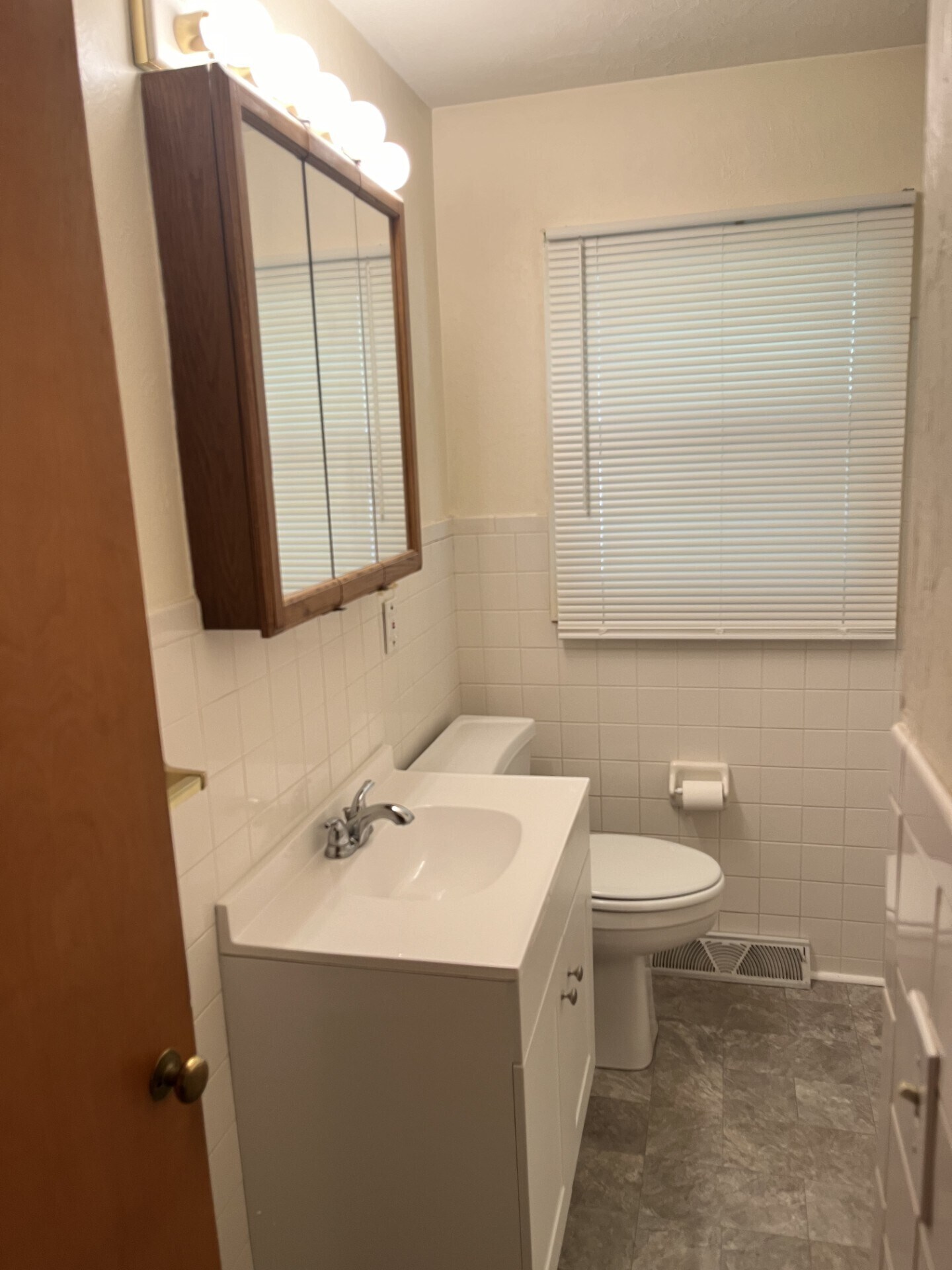 Building Photo - 826 Woodhill Rd