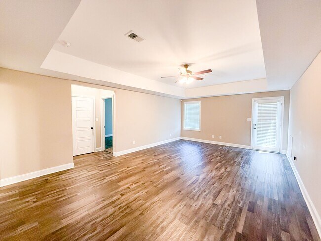 Building Photo - 5 Bedroom 3 Bathroom Home