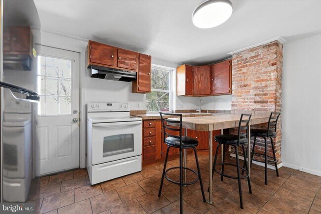 Building Photo - 525 Morse St