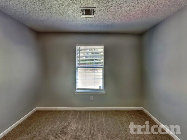 Building Photo - 6836 Saganaw Dr