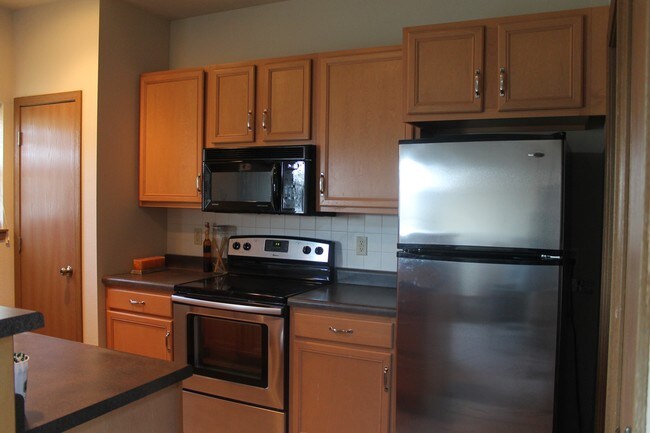 Building Photo - Sunset Ridge (young professional)