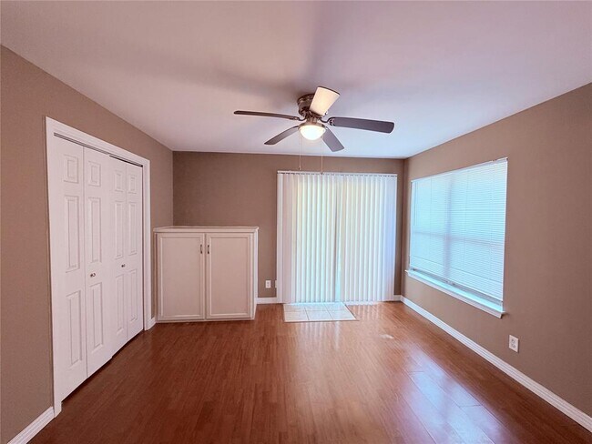 Building Photo - 5915 Sunshine Dr