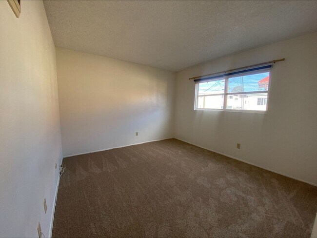 Building Photo - GREAT PB LOCATION! On Site Laundry! Spacious Bedroom!