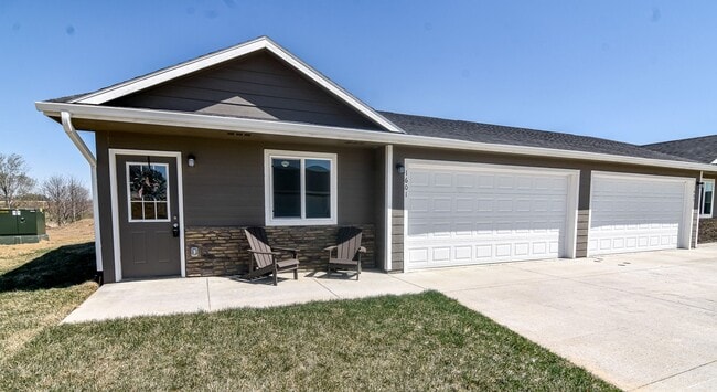 Building Photo - 3 Bedroom, Single-story Townhomes for rent...