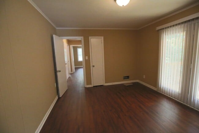 Building Photo - Stylish, Spacious & Updated – Don’t Miss T...