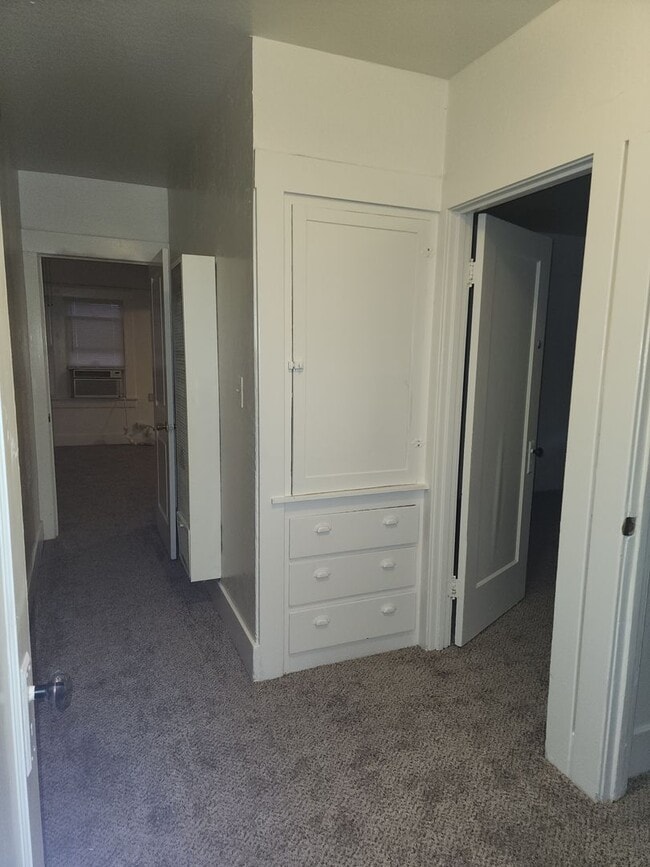 Building Photo - Charming 2 Bedroom 1 bathroom Downtown Modesto Home