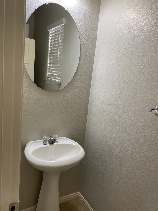 Building Photo - NW!!! 4 bedrooms!!! Pool and Spa!!! All ti...