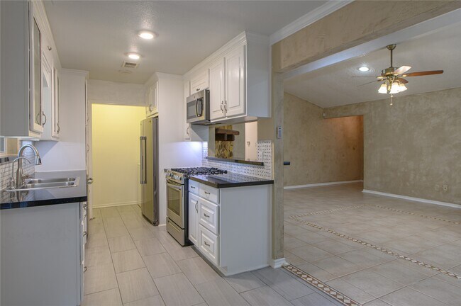 Building Photo - 4110 Garden Springs Dr