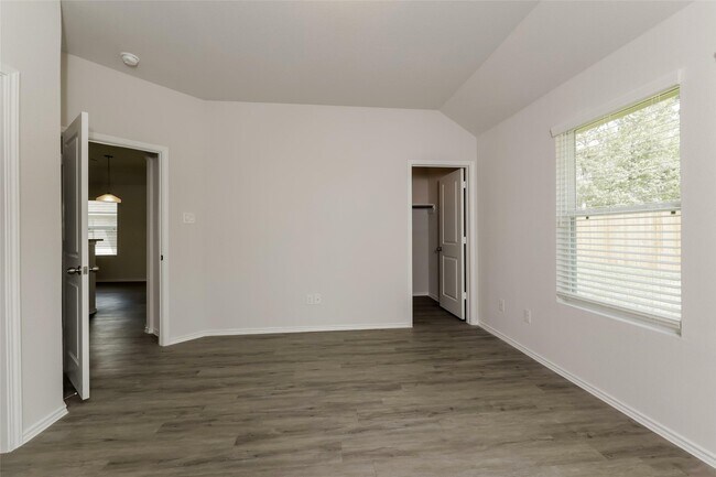 Building Photo - 208 Elk Run Ln