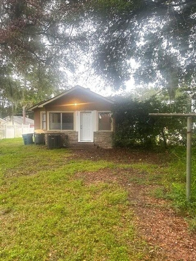 Building Photo - Spacious 2 bedroom 1 bath with sunroom and...