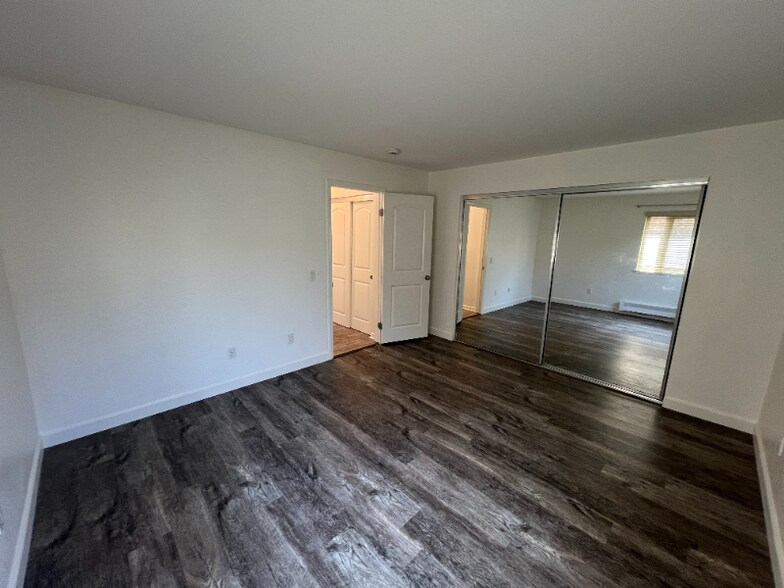 Building Photo - 300 Glenwood Cir