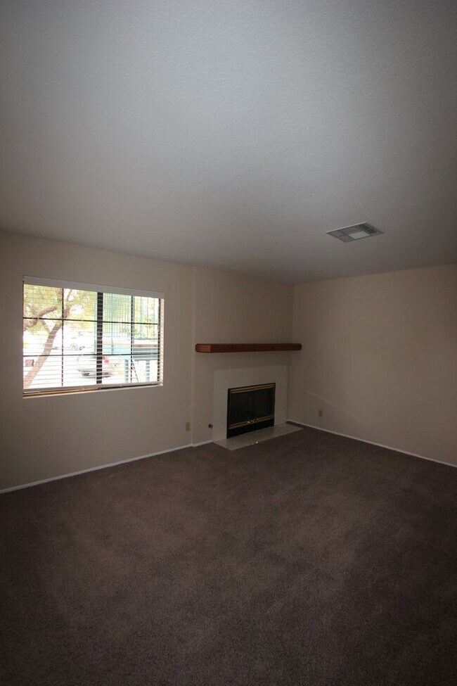 Building Photo - Lovely 2 Bed 2 Bath Downstairs Condo in Gr...