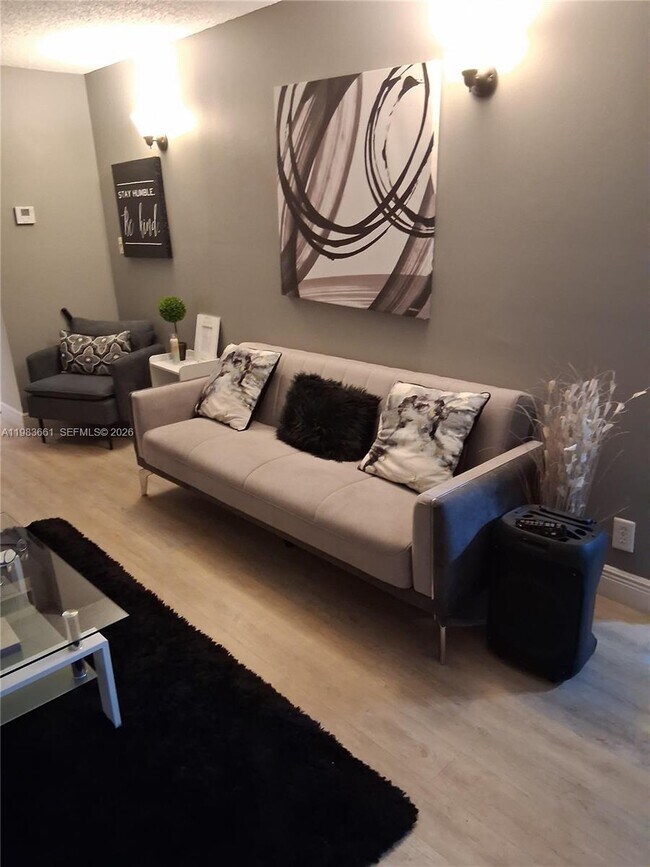 Building Photo - 9450 Live Oak Pl