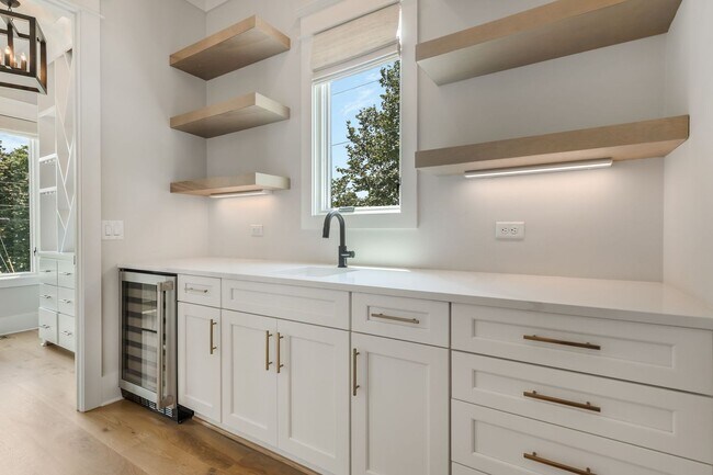 Building Photo - BEAUTIFUL CUSTOM BUILT HOME. 12 SOUTH ACRO...
