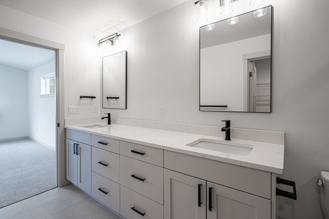 Building Photo - Newer Construction! 3 bed/2.5 bath, double garage, central heat/air, VIEWS!