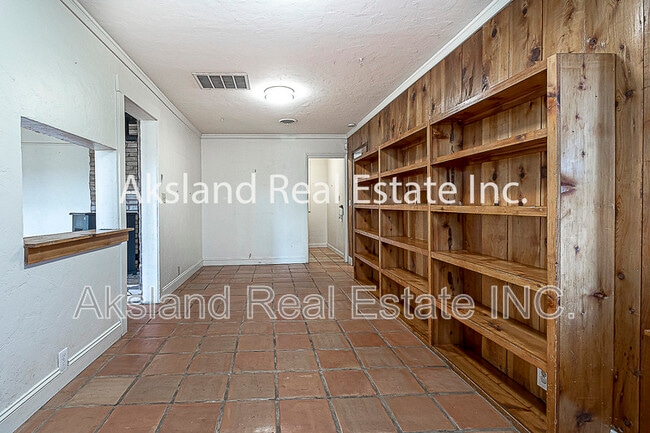 Building Photo - 7937 Endow Rd S